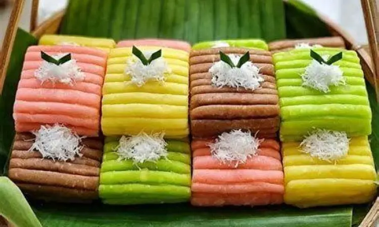 Menumbuk Getuk Singkong proses menumbuk getuk singkong