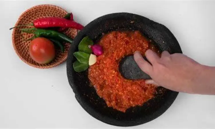 Proses mengulek tempe dengan sambal bawang