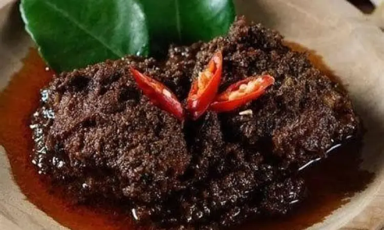 Hasil akhir rendang daging sapi dengan bumbu hitam pekat