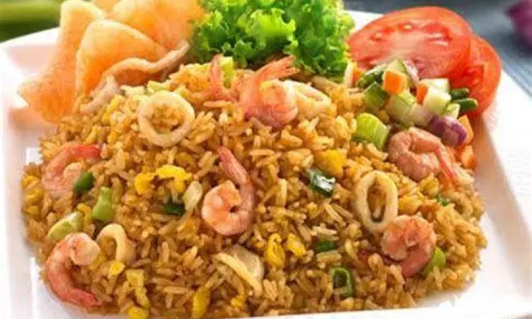 Piring nasi goreng seafood dengan udang besar