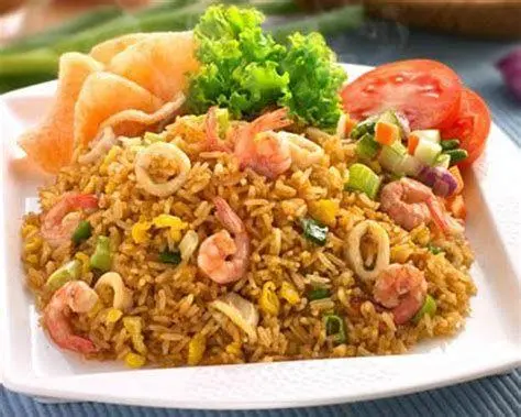 Nasi Goreng Seafood Piring nasi goreng seafood dengan udang besar