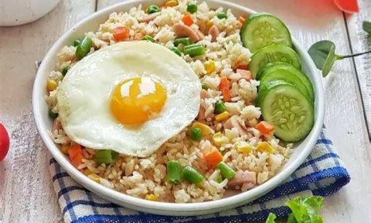 Nasi goreng dengan banyak sayuran segar