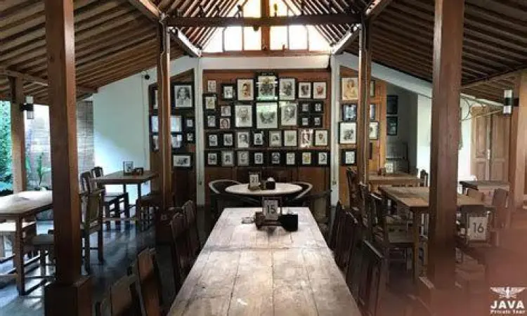 Desain interior Warung Bu Ageng yang penuh karya seni