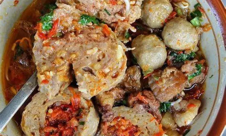 Bakso Pedas Menggoda Sajian bakso urat pedas dengan kuah merah