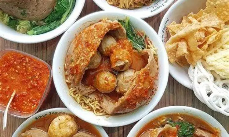 Porsi Bakso Lengkap Porsi lengkap bakso beranak dengan mie dan sayuran