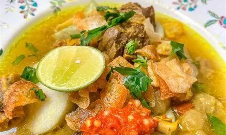 Soto daging sapi khas Madura dengan kuah kuning
