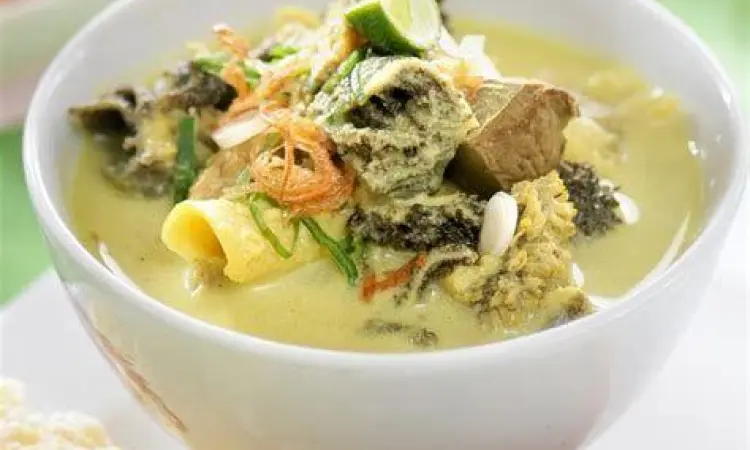 Soto Babat Tradisional Soto babat kuah kuning dengan irisan daun bawang dan bawang goreng