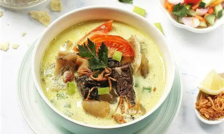 Soto Betawi Babat Soto betawi dengan potongan babat dan kuah santan putih