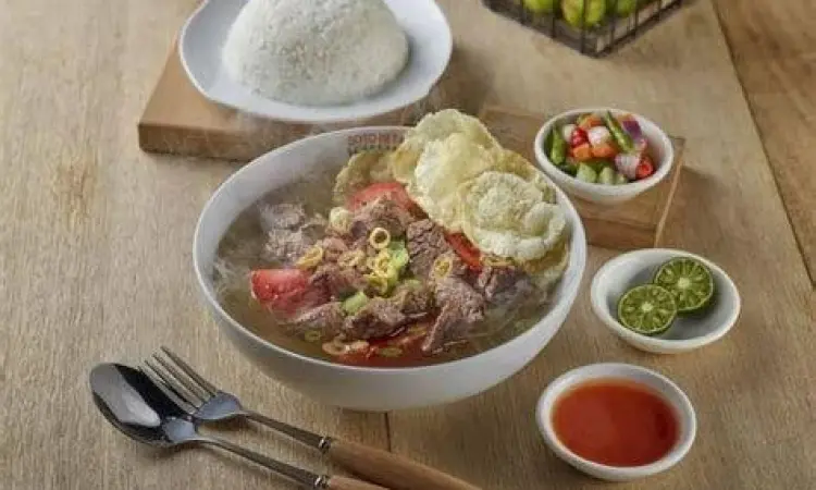 Warung Soto Ramai Suasana warung soto tradisional yang ramai pengunjung