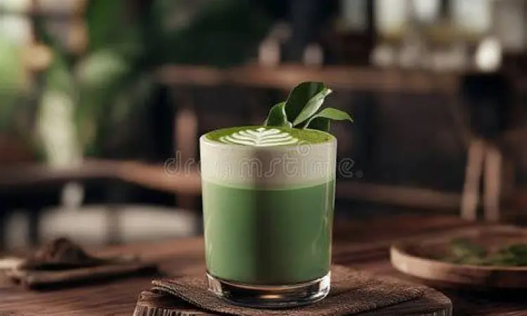 Sajian kopi latte art yang estetik di atas meja kayu