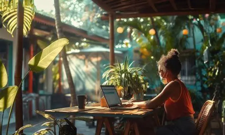 Remote Working di Kafe Seorang pekerja remote sedang bekerja di kedai kopi