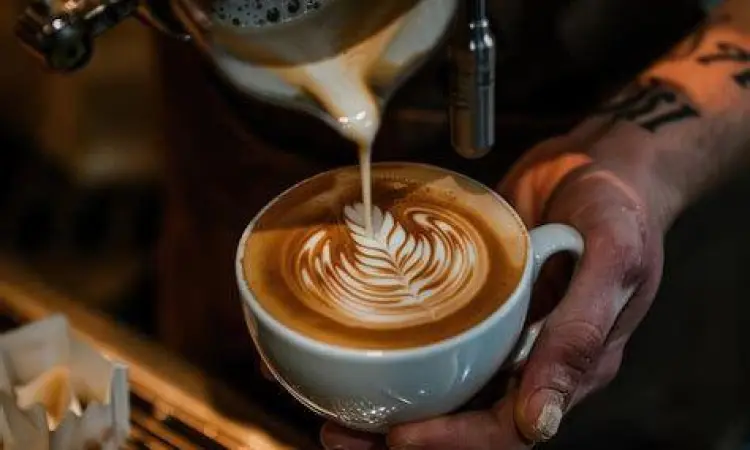 Proses Pembuatan Kopi Spesialti Barista membuat latte art di toko kopi terdekat