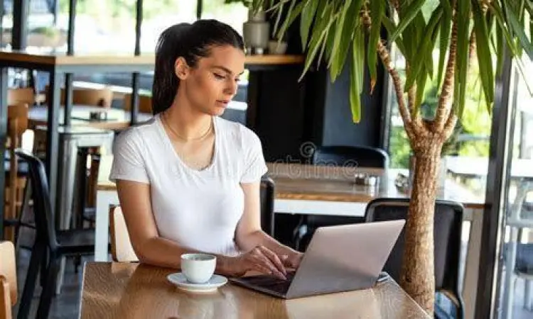 Produktivitas di Coffee Shop Orang bekerja dengan laptop di toko kopi