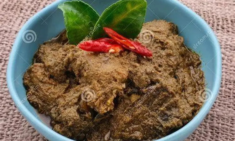 gambar nasi padang fokus pada detail rendang daging