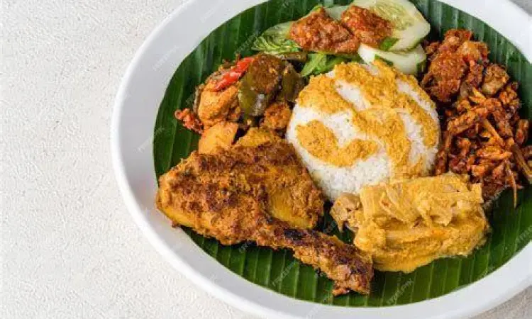 Plating nasi padang profesional dengan pencahayaan alami