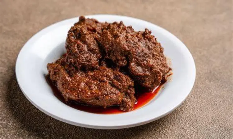 Close up rendang daging dengan tekstur bumbu yang detail