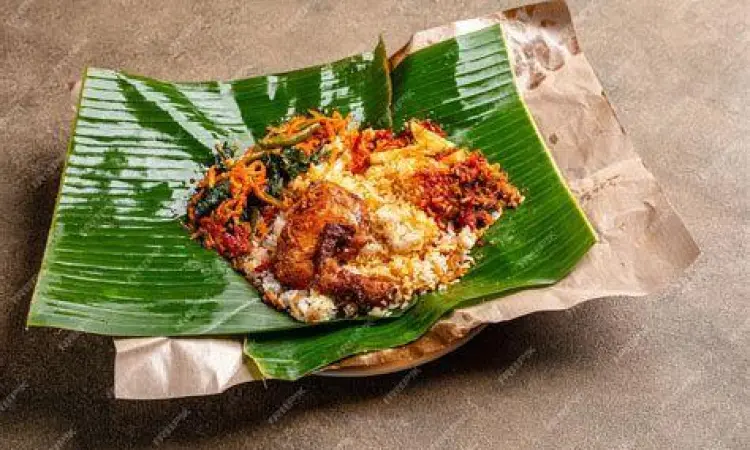 Nasi bungkus padang dengan bumbu melimpah