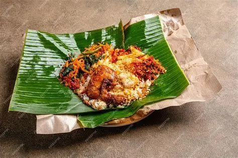 Seni Nasi Bungkus Padang Nasi bungkus padang dengan bumbu melimpah