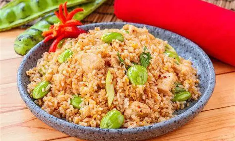 Penyajian nasi goreng pete dengan bumbu merah