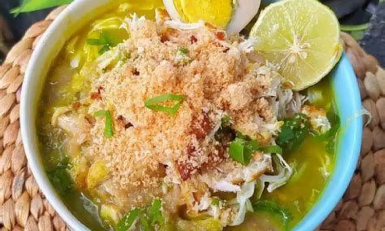 Soto Lamongan dengan taburan koya melimpah