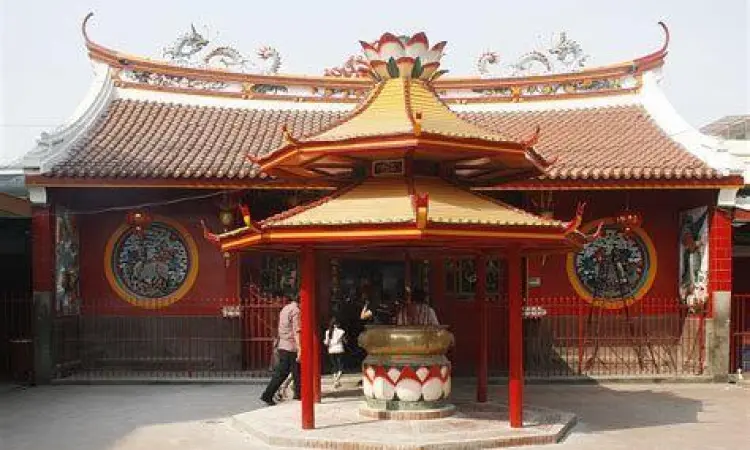 Vihara Dharma Bhakti Jakarta Interior vihara dharma bhakti dengan lampion merah