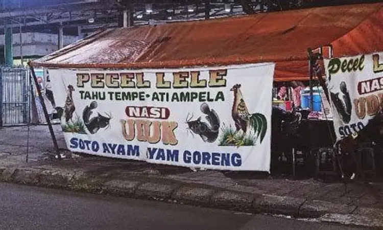 Warung Pecel Lele Tenda Suasana warung pecel lele tenda di pinggir jalan pada malam hari