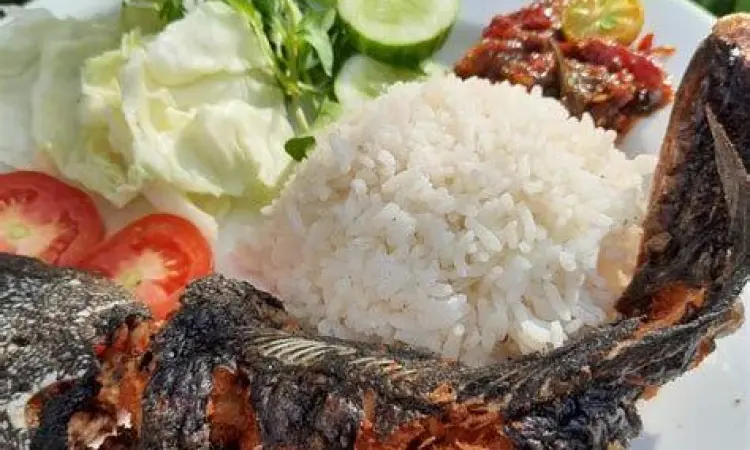 Pecel Lele Lengkap Seporsi lengkap nasi uduk dan pecel lele di piring rotan