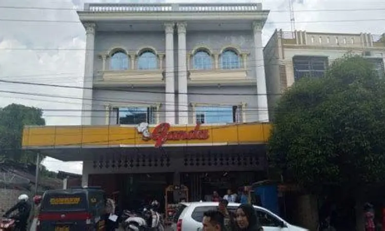 Toko Roti Ganda di Pematangsiantar yang selalu ramai pembeli