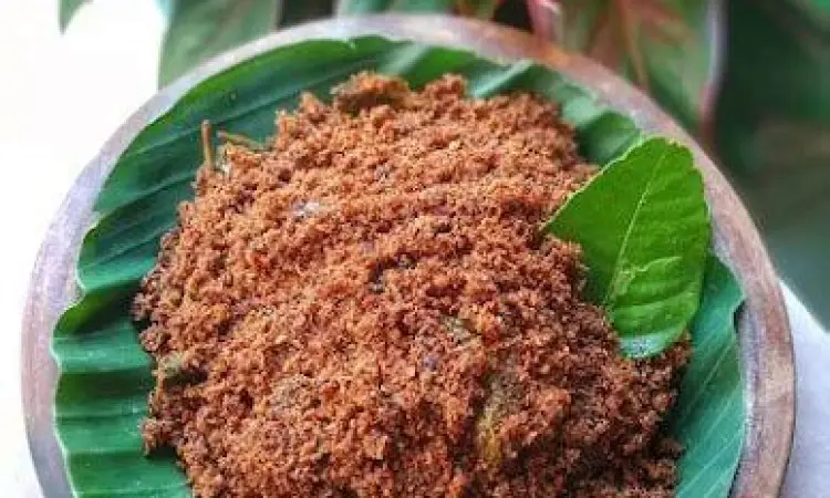 Rempah Autentik Serundeng berbagai jenis rempah bumbu serundeng jawa di atas meja kayu