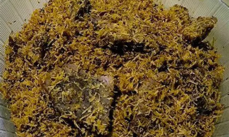 piring berisi nasi dengan taburan serundeng daging sapi yang melimpah