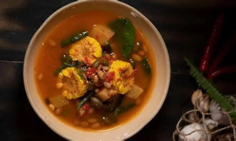 Menu Lengkap Sayur Asem Satu set menu sayur asem jawa dengan tempe goreng dan sambal