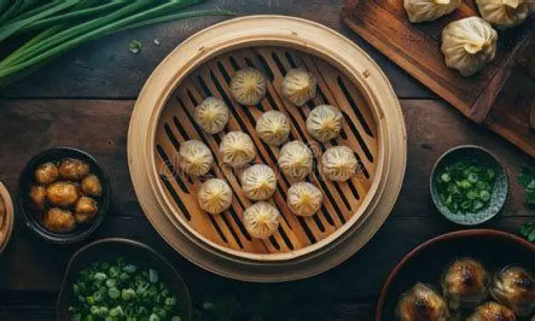 Koleksi Dimsum Tradisional Berbagai jenis dimsum dalam kukusan bambu