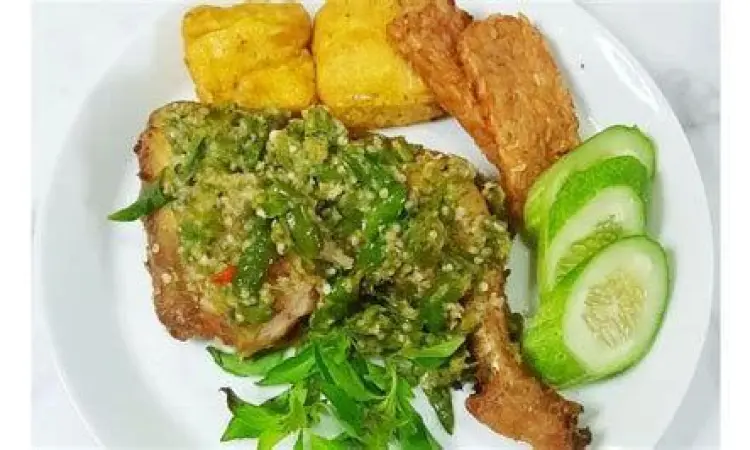 Sajian ayam cabe hijau dengan nasi putih hangat