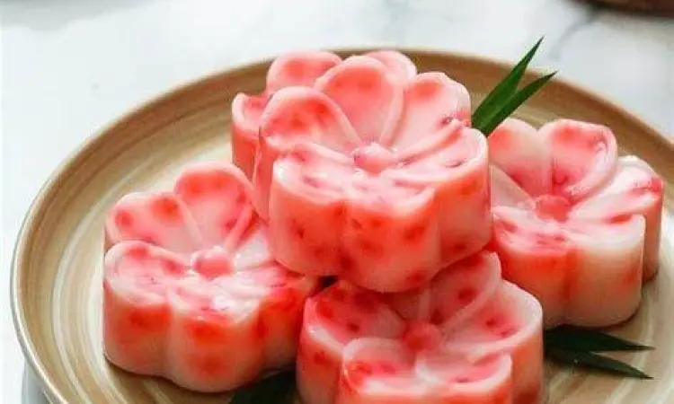 Proses mengaduk adonan hunkwe