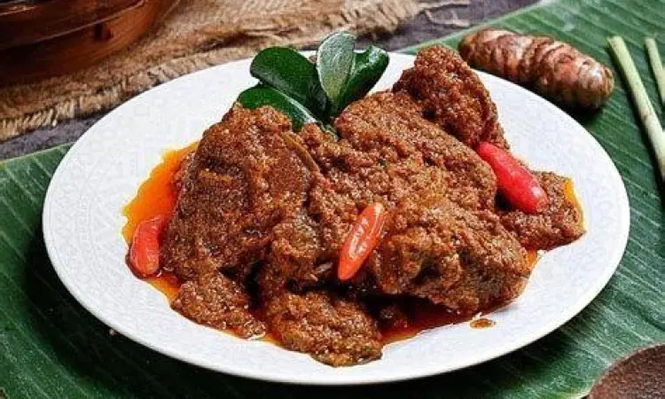 Penyajian Rendang Padang Sepiring nasi padang dengan lauk rendang