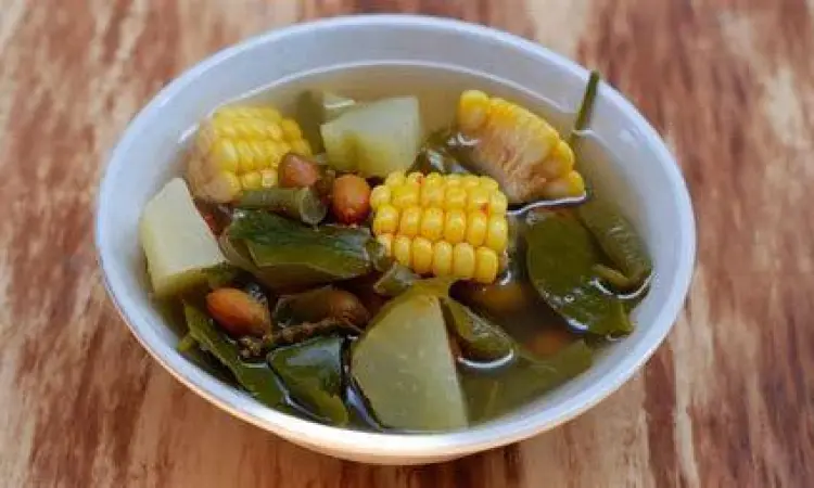 Bahan Sayur Asem Segar Berbagai macam sayuran segar untuk membuat sayur asem