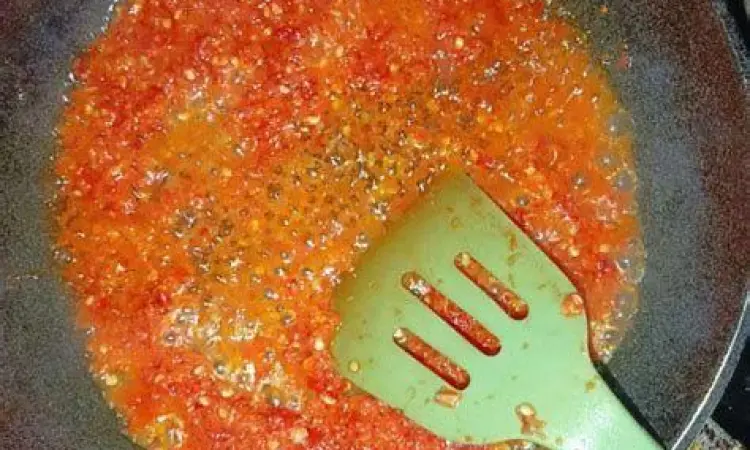 Teknik Menumis Balado Proses menumis bumbu balado hingga tanak