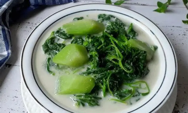 Bobor Bayam Siap Saji Sajian akhir sayur bobor bayam yang masih hijau segar