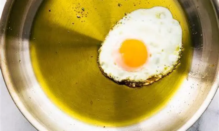 Memasak telur dengan minyak zaitun yang sehat