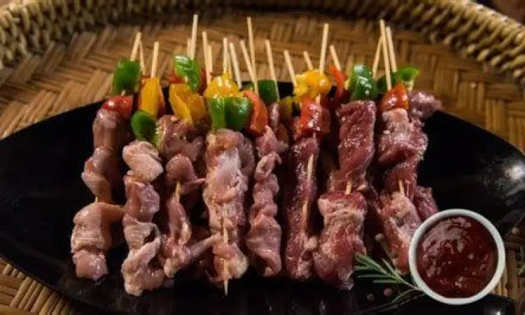 Marinasi Sate Sapi Proses perendaman daging sapi dengan bumbu rempah