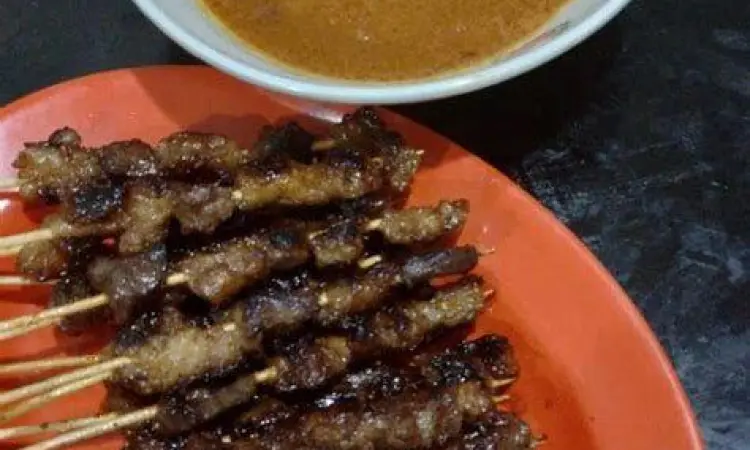 Penyajian Sate Sapi Sajian akhir sate sapi dengan siraman bumbu kacang kental