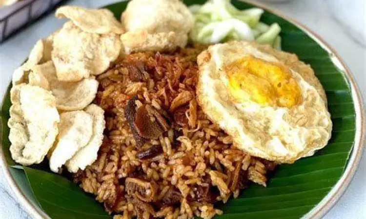 proses memasak nasi goreng babat dengan api besar