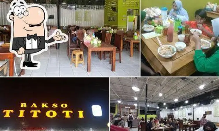 Suasana warung Bakso Titoti yang ramai pengunjung