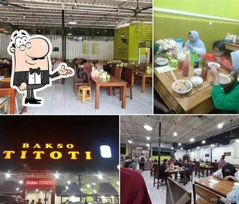Interior Warung Bakso Titoti Suasana warung Bakso Titoti yang ramai pengunjung