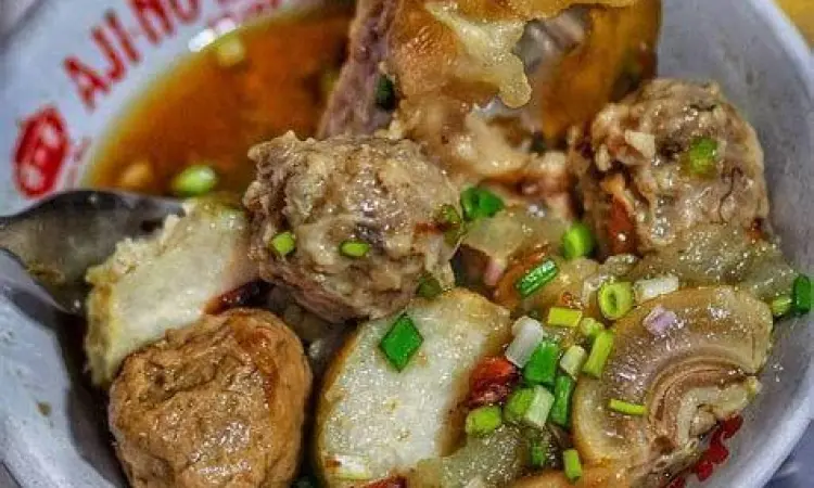 Bakso urat Titoti dengan tambahan sambal hijau