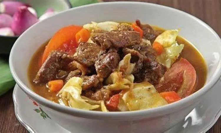 Porsi Tongseng Kambing Lengkap sajian satu porsi tongseng kambing komplit dengan nasi putih