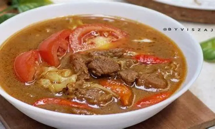 proses memasak bumbu tongseng kambing di wajan besar