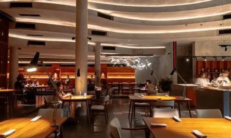 Interior restoran lokal yang bersih dan nyaman