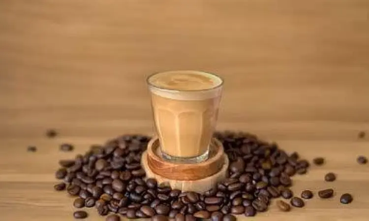 Kopi Sanger Waroeng Aceh Kemang Gelas Kopi Sanger dengan lapisan susu dan kopi yang estetis