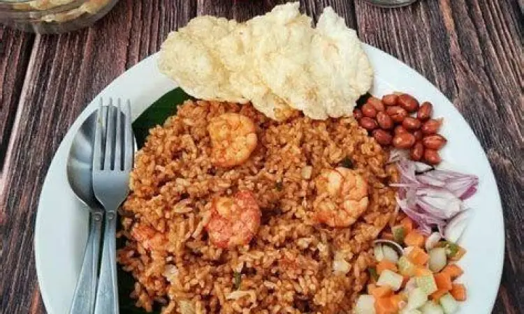 Nasi goreng aceh dengan topping telur mata sapi